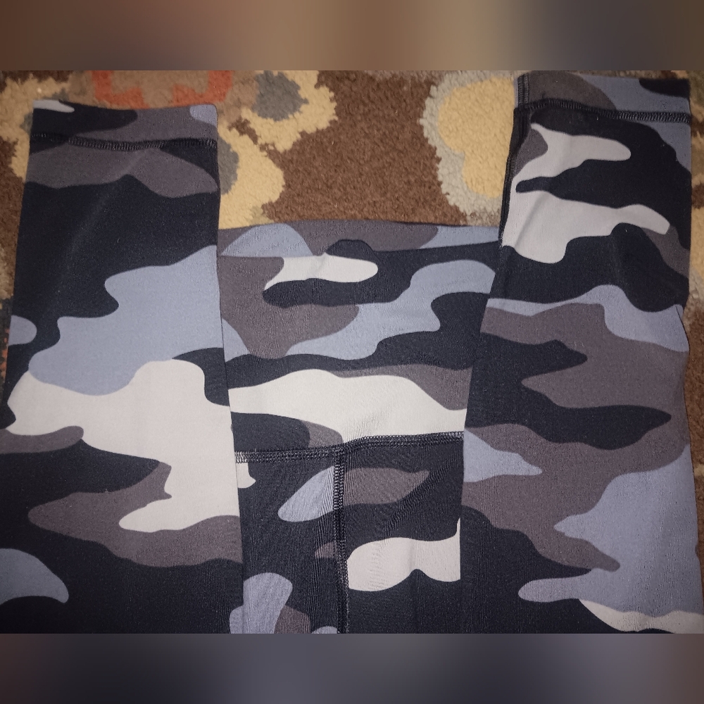 Pink womens medium camouflage leggings